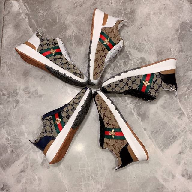 新款: 厂价: 古奇gucci* 最新爆款休闲鞋，顶端品牌奢侈～代购，顶级～质量。鞋面選用进口透气牛皮搭配材质透气羊皮垫脚 精细做工。原版个性时尚柔软橡膠耐磨防