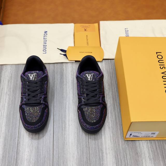 出厂价： 顶级原单 Louis Vuitton 路易威登 -高端品质 原单 -鞋面：反绒小牛皮、纯手工镶钻工艺、鞋身品牌塑胶logo模块 -内里：帆布布匹 -大