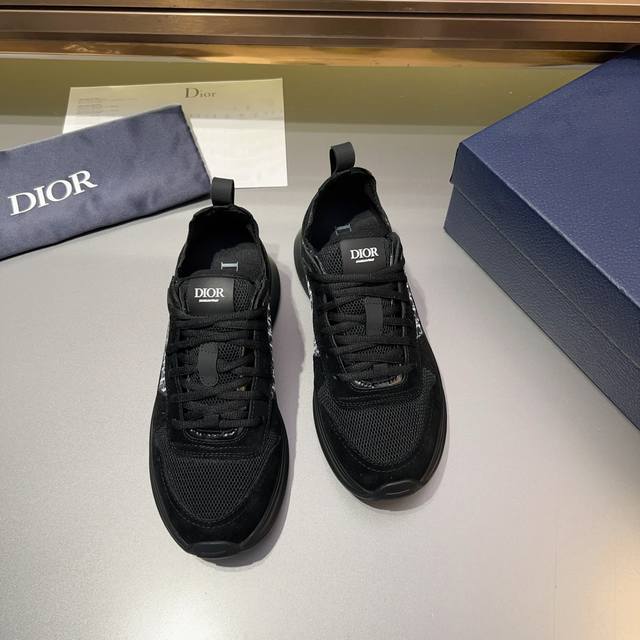 Dio 运动鞋出货，这款低帮运动鞋是二零二四春季男装系列新品，重新诠释篮球鞋设计，成为 Dior 的经典单品。中帮系带款式，采用拼色牛皮革精心制作，搭配撞色绒面
