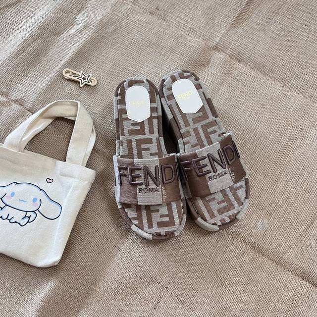 出厂价： Fendi 芬迪 2024顶级专柜 初夏系列 官网上新 Ff时装周新系列 芬迪 Fendi Ff 厚底拖 Ff拖鞋 Fendi拖鞋 Fendi鞋控 小