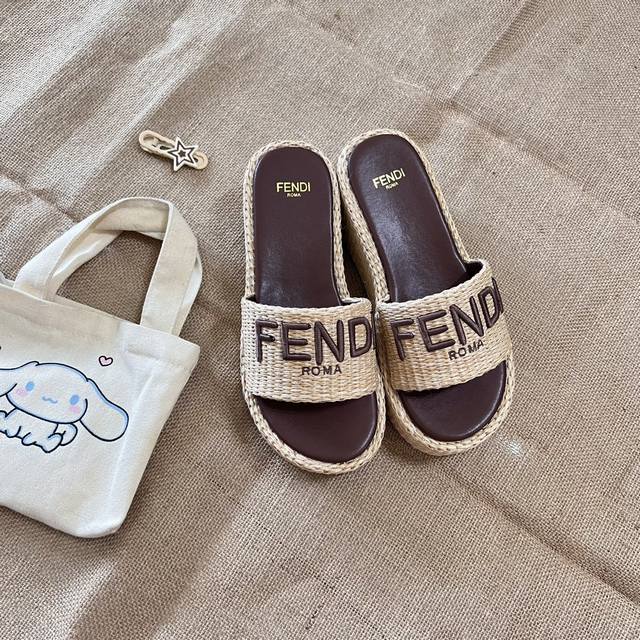 出厂价： Fendi 芬迪 2024顶级专柜 初夏系列 官网上新 Ff时装周新系列 芬迪 Fendi Ff 厚底拖 Ff拖鞋 Fendi拖鞋 Fendi鞋控 小