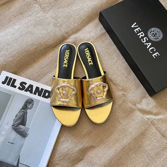 出厂价： Versace 范思哲2024 顶级专柜 新款限定 官网上新 全球首发 范思哲 Vr 新扣美人头平底拖 范思哲美鞋 范思哲拖鞋 范思哲鞋控 时装周新款