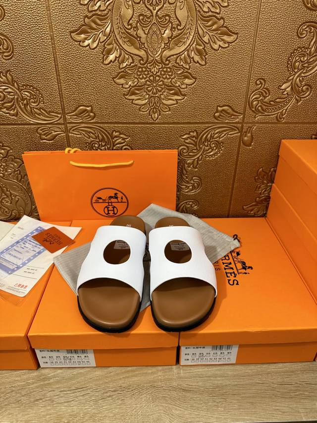Hermes爱马仕 官网最新专柜同步新款oran牛皮面h拖鞋 巴黎原版飞回正品开模完美打造最高品质 诚意巨献，可随意进出专柜鞋面采用原版定制牛皮。彩色手掌纹。彩