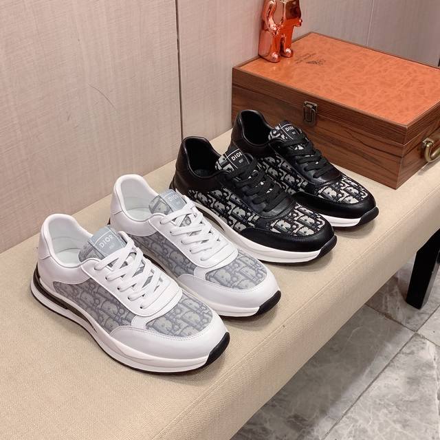 新款: 厂价: 迪奥dior* 最新爆款休闲鞋，顶端品牌奢侈～代购，顶级～质量。鞋面選用进口透气牛皮搭配材质透气羊皮垫脚 精细做工。原版个性时尚柔软橡膠耐磨防滑
