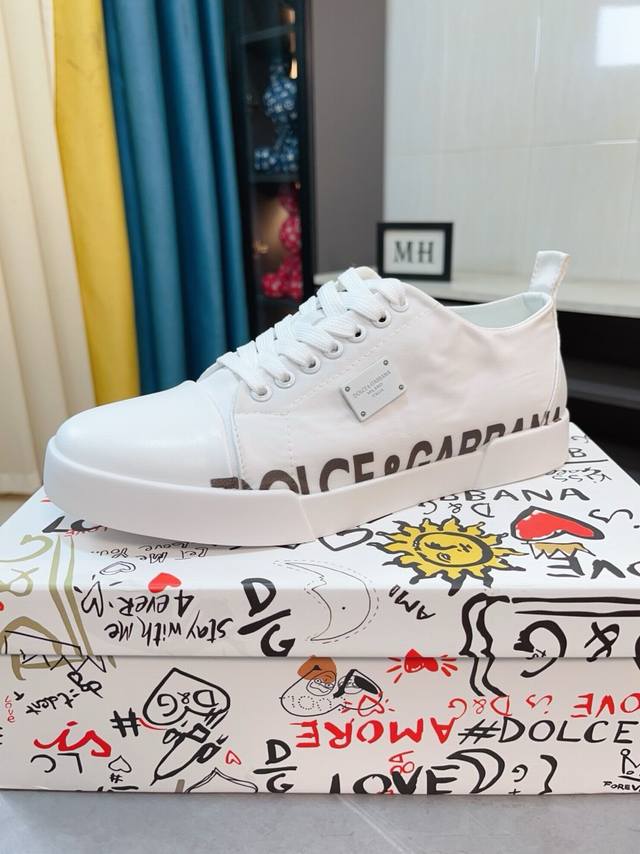 出厂价 Dolce＆Gabbana Dg 原版进口头层牛皮羊皮内里，上脚轻便、舒适 、百搭、原版特供大底深受潮流男士的青睐欢迎对比品质精致奢华，超a级别！版型对