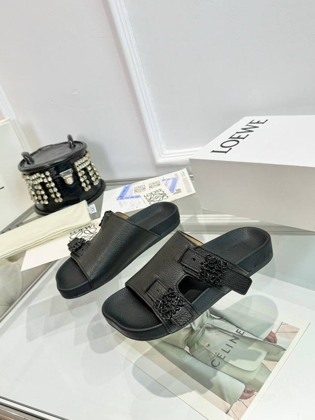 罗意威loewe 火爆新款 配合整体原版楦型，时尚而个性好穿 颜色超赞 面料：头层仿鹿羊皮 内里：水染牛皮 垫脚水台：头层仿鹿羊皮 大底：原版橡胶底 跟: 包装