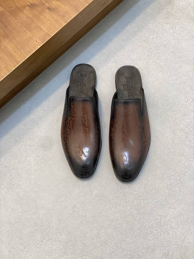 Berluti 布鲁提 刺青新款男士一脚蹬拖鞋 高端质感感受，进口顶级擦色小牛皮，质感极好，鞋面上饰有scritto刻字图样，Logo立体分明，欧美风格走马蜡线