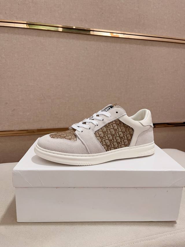 工厂价: 迪奥 Dior 新款休闲运动风男鞋，全新春夏季款设计，完美做工，系带款打造装柜品质，鞋面：进口头层牛皮，羊皮内里柔软舒适，超轻tpu耐磨大底、简约、百