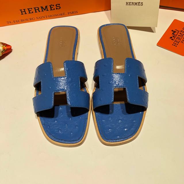 顶级品质 上新hermes 平底 鸵鸟纹 超级有档次的一款贵妇h拖鞋，绝对人手一对。 100%购入正品1：1定制，楦型、原模具、皮料，都专为这款而定制的。 Ps