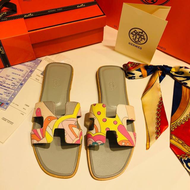 顶级品质 上新hermes 2019官网新色，花布系列。 超级有档次的一款贵妇h拖鞋，绝对人手一对。 100%购入正品1：1定制，楦型、原模具、皮料，都专为这款