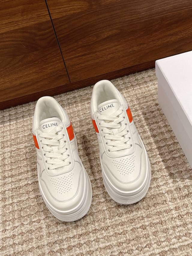出厂价 Celine 思琳春夏季新款板鞋厚底鞋饼干鞋小白鞋 原版打造 所有材质完全对版！ 标志性 Triomphe 图案、正面系带、圆头、鞋舌垫脚饰有标志 上脚