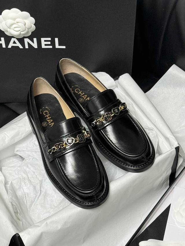 代购版 Chane L Ss24 New Arrival～ 小香24A 乐福鞋新品 油蜡牛皮带来无与伦比的质感，经典版型搭配精致饰扣，24秋冬绝美乐福！ 小牛皮