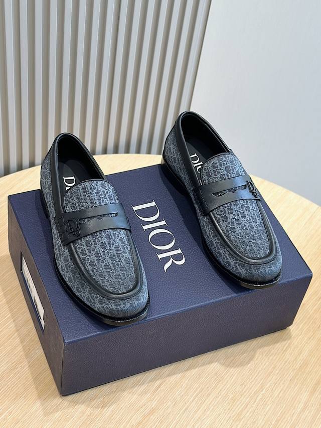Dior家cd男士真皮大底皮鞋乐福鞋 这款cd乐福鞋体现了品牌于随性中流露的优雅气质。采用抛光牛皮、牛漆皮精心制作，点缀以金属马衔扣和 Cd 标志，材质柔软以布