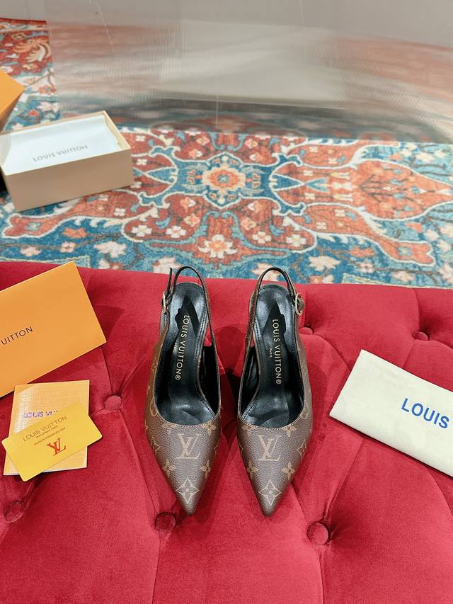 2024Ss 早春新款 Lv 路易威登 顶级版本专柜主打最新款 尖头酒杯跟后跟凉鞋 硬货上新 代购级别！高级感十足！国内外博主刷爆的一款，复古又时髦 上脚美炸了