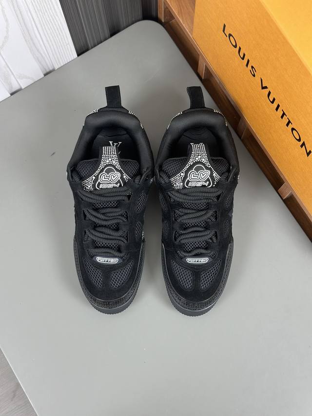 Lv 路易家trainer 运动鞋出货 Lv Trainer 运动鞋以monogram 丹宁布玩味色彩和比例玄机，讲述 Virgil Abloh 对复古篮球鞋的