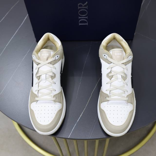 出厂价： Dior 情侣 B57 中底帮运动鞋 是二零二四春季男装系列新品，重新诠释篮球鞋设计，成为 典单品。采用黑色和白色光滑牛皮革精心制作，侧面饰以米色和黑