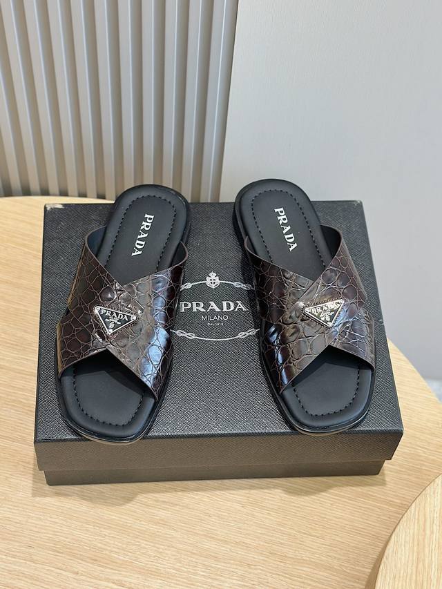 Prad 真皮底p: Size:39-45 38.45定做 普拉达最新拖鞋官网同步-真皮大底 这款拖鞋以品牌独特的标志性saffiano牛皮打造，品牌徽标跃于双