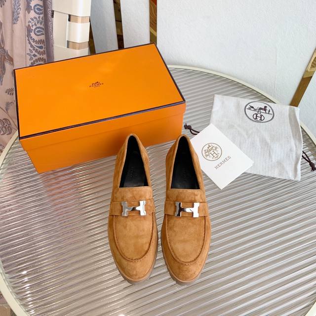飞机盒10 代购版 Hermes 22Fw New Arrival～ H家今年秋冬新出的新款乐福鞋简直是太完美了，怕磨脚的亲大胆入，逛街妥妥的不需要创可贴。还更