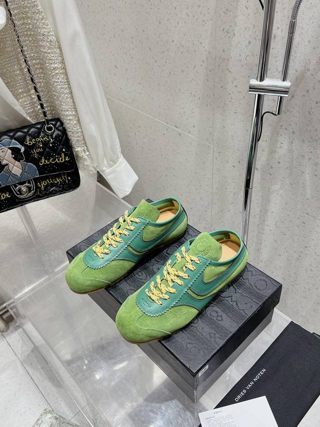 Dries Van Noten Dvn 复古德训鞋 Dries Van Noten 2024春夏系列 设计师通过改造、扭曲和颠覆经典元素，打造出实用而富有设计感