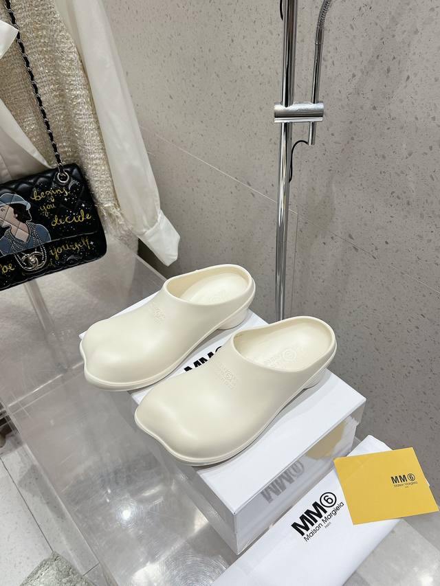 2024新款maisonmargiela Mm6胶拖半拖 巨舒服的拖鞋来啦 炒鸡可爱的分趾拖鞋, 上脚巨巨巨巨巨巨舒服。 马吉拉 面包拖鞋 2公分圆柱跟高 刚刚