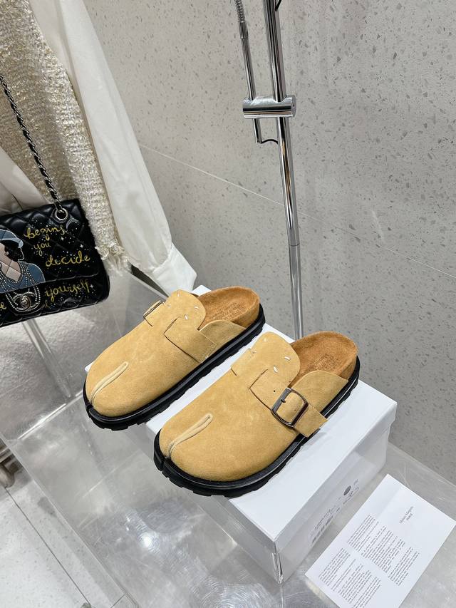 Maisonmargiela 马吉拉 Mm6 勃肯拖鞋 不容错过的时尚单品 简单又有格调的美 跑量扛把子，分趾必入单品 时尚减龄神器 随性率真的感脚简单高级的设