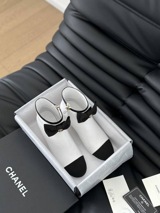 Chanel 24A秋冬新款蝴蝶结短靴 经典系列永不过时，上脚百搭。 鞋面内里羊皮，真皮大底，跟高7.5Cm左右。 Size:35-39 其他码数