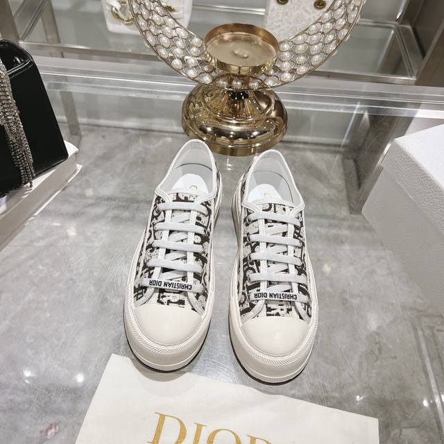 出厂价 Dior 高版本 迪奥 新款 刺绣、帆布平底休闲鞋 全棉丝双面立体5D刺绣，正品店抢购排单爆款，Ins明星网红凹造型秀。 原版开模，上至五金，鞋带，大底