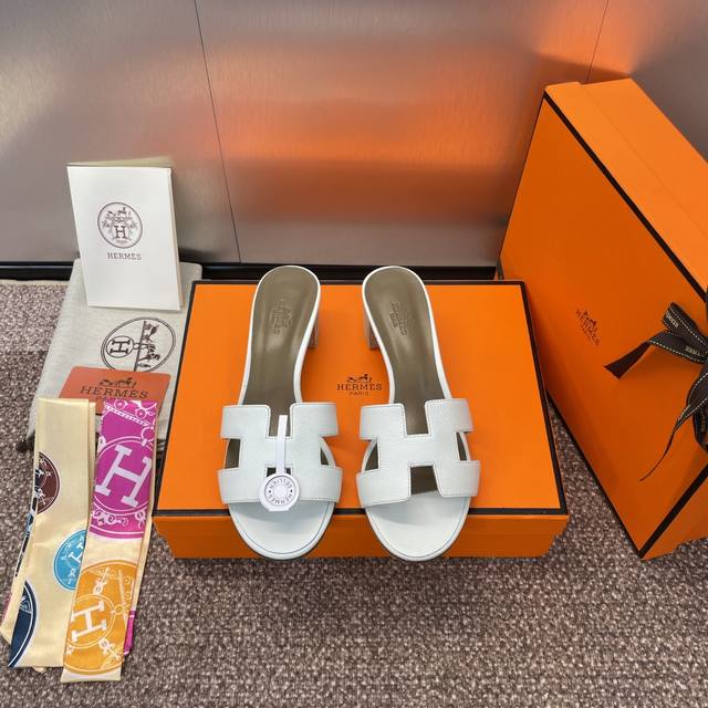 工厂价 爱马仕 Hermes 春夏经典款 Oasis 粗跟拼色工字拖女鞋 H家中跟圆头露趾凉拖鞋 材质：进口小牛皮+水染羊皮水里+意大利真皮大底 跟高:4.5C