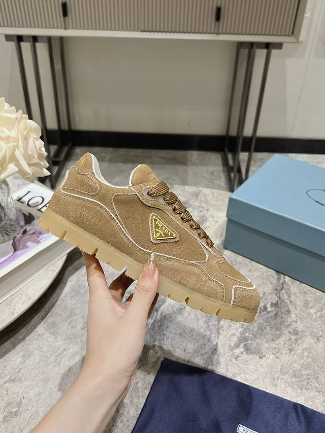皮里款 Miumiu&Prada 24秋冬走秀联名款复古风麂皮运动休闲乐福鞋 好穿又时髦 休闲百搭一上线就火出天际的节奏 众多明星网红都有种草 鞋面材质:牛麂皮
