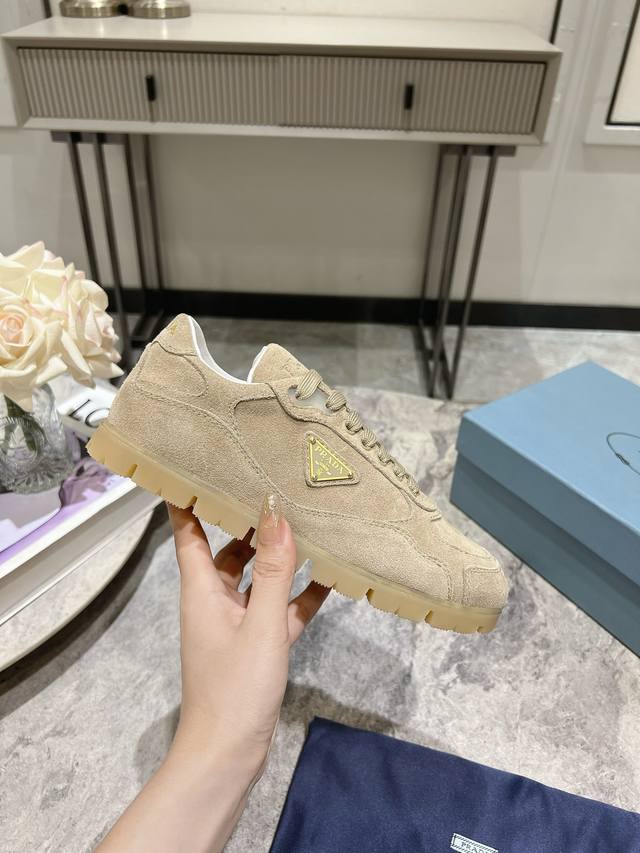 皮里款 Miumiu&Prada 24秋冬走秀联名款复古风麂皮运动休闲乐福鞋 好穿又时髦 休闲百搭一上线就火出天际的节奏 众多明星网红都有种草 鞋面材质:牛麂皮