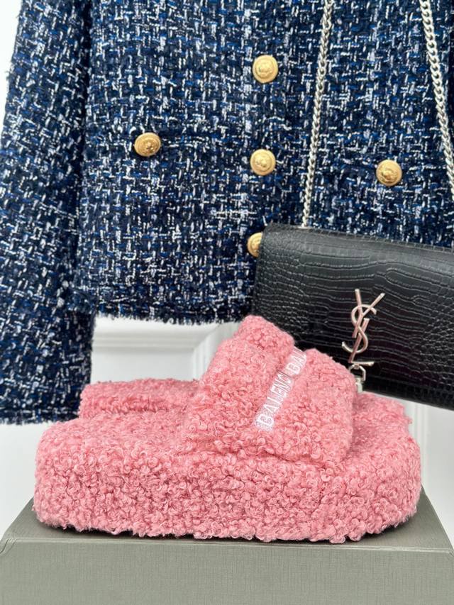 厂价 Balenciaga｜巴黎世家24S新品字母刺绣泰厚底迪毛毛拖鞋 独家正确版本、原版开发、时尚圈内各大网红明星又在拼命种草的款式。火爆整个ins！又是一个