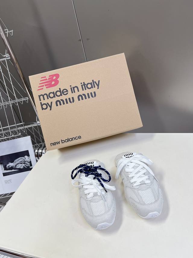 Miu Miunew Balance 联名系列情侣运动鞋、各大品牌都热衷于跨界联名、缪缪这次联名诚意满满非常有亮点鞋面高丝光拼接、做旧毛边设计、复古又叛逆、令人