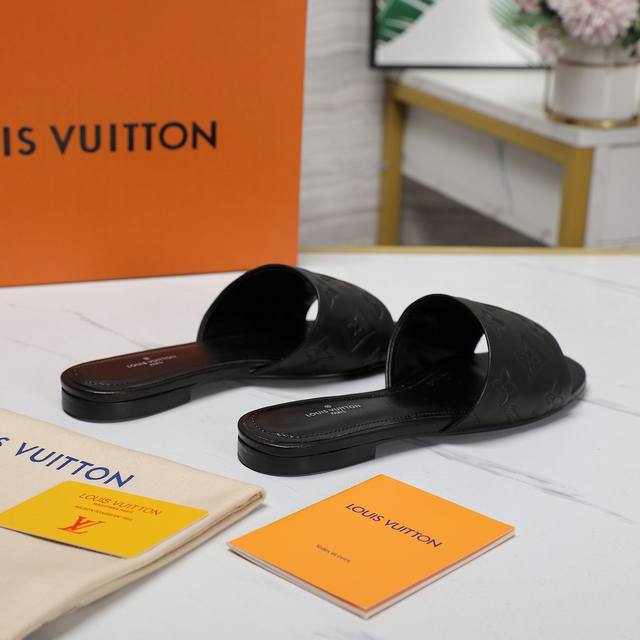 驴家新品 Lv顶级版本专柜主打最新款驴牌拖鞋 硬货上新 代购级别！高级感十足！国内外博主刷爆的一款，复古又时髦 上脚美炸了！官网主推款！ 鞋面：原版牛皮印花 垫