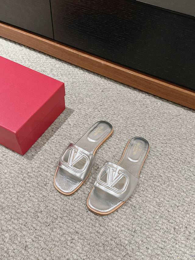 顶级品质 Valentino Ss24 New Arrival～ 华伦天奴2024春夏镂空平底拖新品 混种羊皮面料 内里 垫脚 意大利a级真皮鞋底 Size: