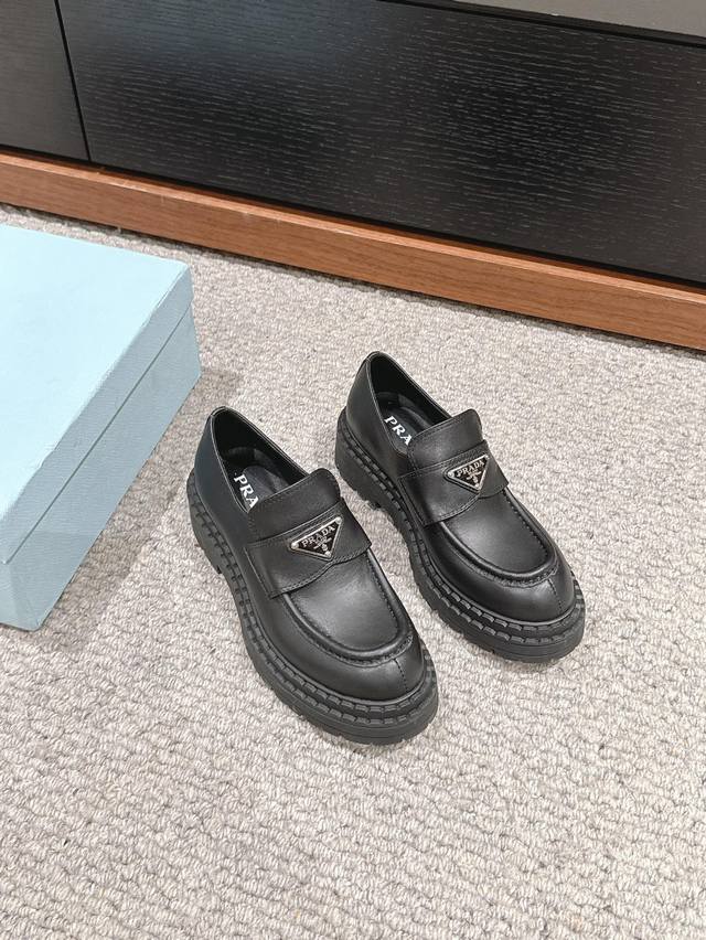 顶级品质 Prada Fw24 New Arrival～ P家2024秋冬厚底乐福鞋新品 经典的鞋型，搭配prada 三角标装饰， 简约百搭又不乏辨识度经典耐看