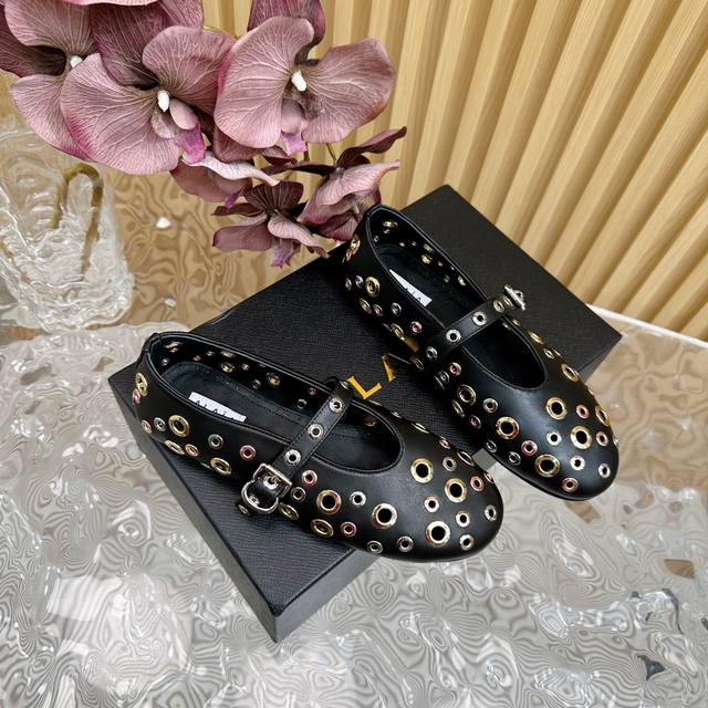 Alaia｜法国高端一线高定品牌 Azzedinealaia:时尚界最后的手艺人 只忠于展现女性身体曲线的裁剪之王 始创于1979年的品牌alaia 一直主售时