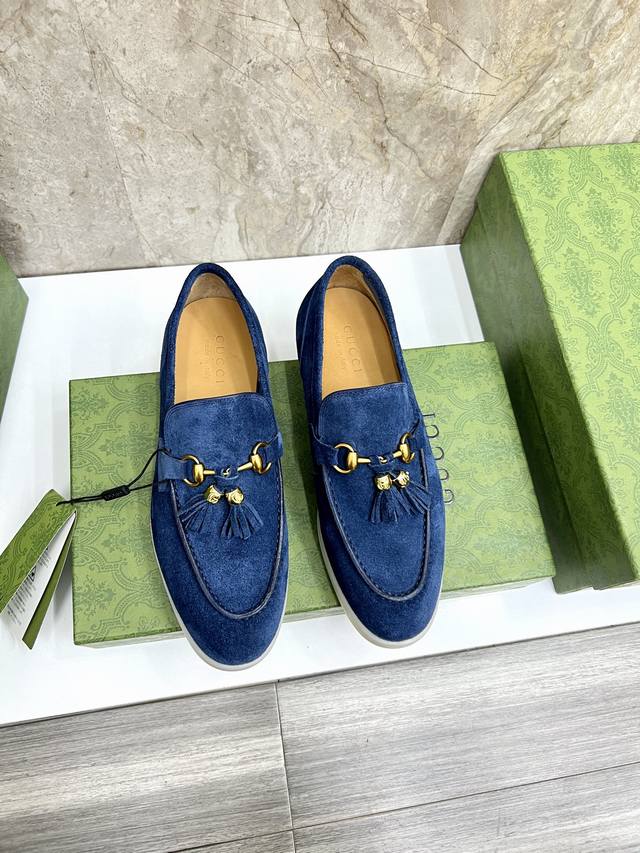 出厂价： 原版1:1拆解g家新品 Gucci古-驰 马衔扣男士乐福鞋 便鞋 官方售价 Rmb ,900 这款单品出自gucci Lido系列，设计灵感源自意大利