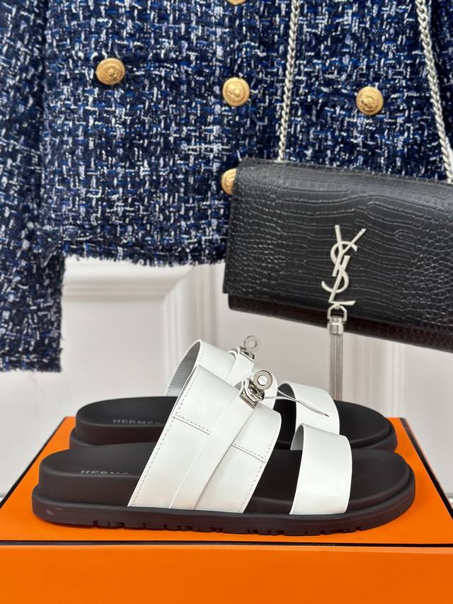 厂价 男+10 Hermès 爱马仕经典kelly扣二舅拖鞋 Kelly扣完全是我的菜 比h扣更精致 仿佛是有一种魔力 越看越好看 极约复古的设计 浓厚的异域风