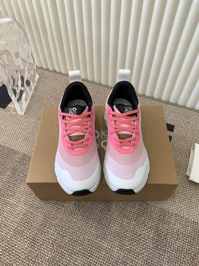 Loewe罗意威 X On Cioudtilt2.0跑鞋 情侣款 罗意威 Xon 昂跑全新合作系列 时尚，品牌与瑞士高性能运动品牌on携手打造的此系列作品专为城
