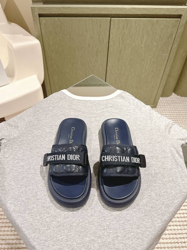 Dior 魔术贴拖鞋 夏日沙滩度假必备单品 极简风格轻便舒适 原版开模抽真空发泡底 超贴合脚感 Christian Dior刺绣布面款 钢印皮面款 Size：3
