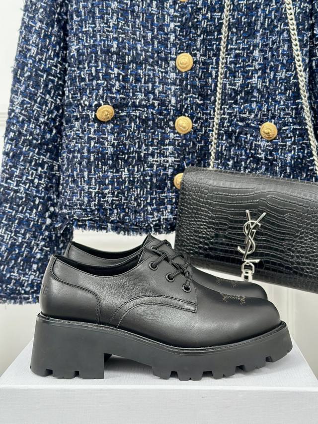 厂价 Celine｜赛琳24Ss早秋新品 系带小皮鞋 Go 材质： 面料采用进口小牛皮 内里采用水染牛皮 原版开模tpu大底 码数: 35-39 40定制