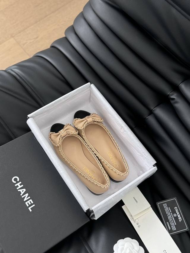 Chanel 小香24A新品链条双c粗跟单鞋！ 原版1:1复刻 经典中的经典 无论搭配裤装还是裙装都是完美 小圆头的设计很好的修饰脚型 小仙女们必备！ 鞋面采用