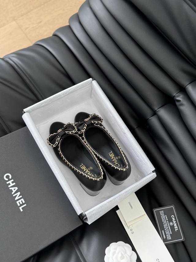 Chanel 小香24A新品链条双c粗跟单鞋！ 原版1:1复刻 经典中的经典 无论搭配裤装还是裙装都是完美 小圆头的设计很好的修饰脚型 小仙女们必备！ 鞋面采用