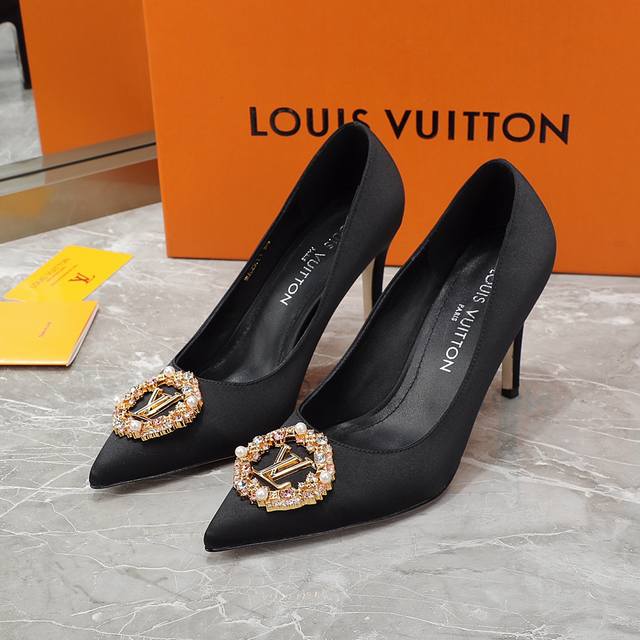 工厂价 Louis Vuitton 路易威登 2024年新款单鞋 鞋面：真丝 内里：羊皮 鞋底：意大利真皮大底 跟高：1.5Cm 9Cm 码数：35-40