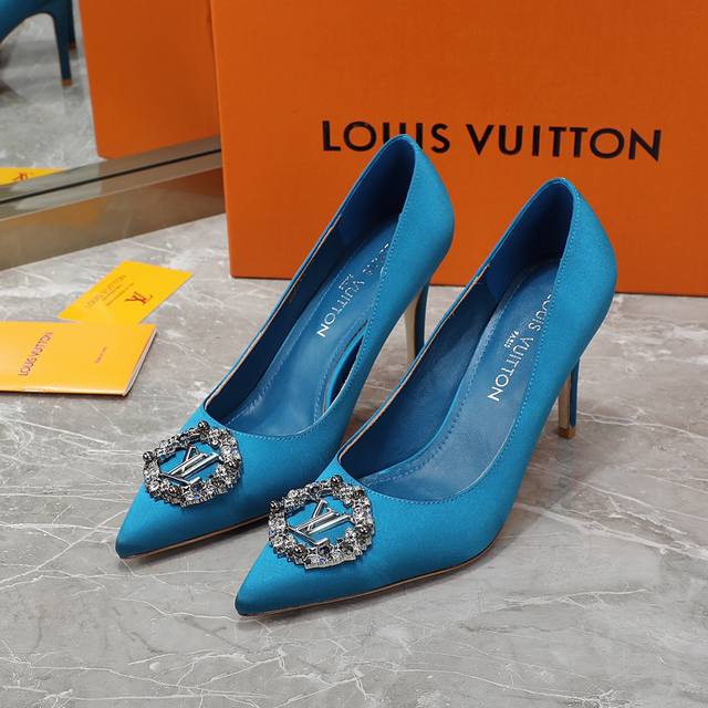 工厂价 Louis Vuitton 路易威登 2024年新款单鞋 鞋面：真丝 内里：羊皮 鞋底：意大利真皮大底 跟高：1.5Cm 9Cm 码数：35-40
