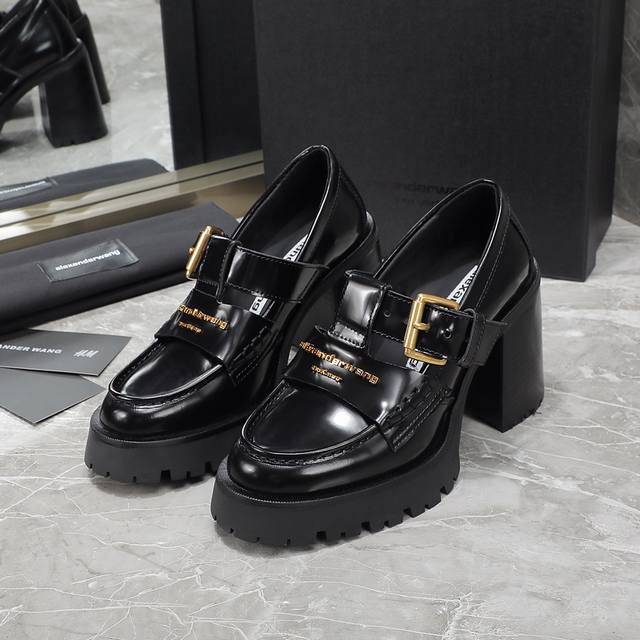 Alexander Wang 压力山大王新款厚底增高四季鞋. 长腿神器的腿精必备. 鞋面原版定制开模镀金logo字母搭配进口开皮珠小牛皮超有质感. 超级吸人眼球