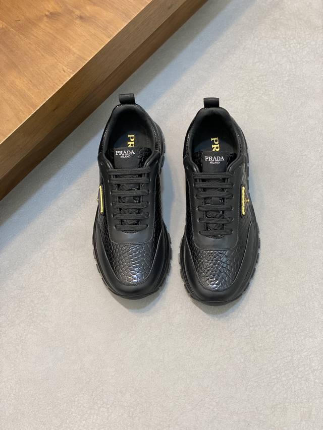 Prada 普拉达 -高端品质 原单 -鞋面：进口纳帕小牛皮、石头纹小牛皮、鞋身品牌金属扣件 -内里：水染牛皮 -大底：超轻tpu发泡 橡胶；双色成型大底 -超