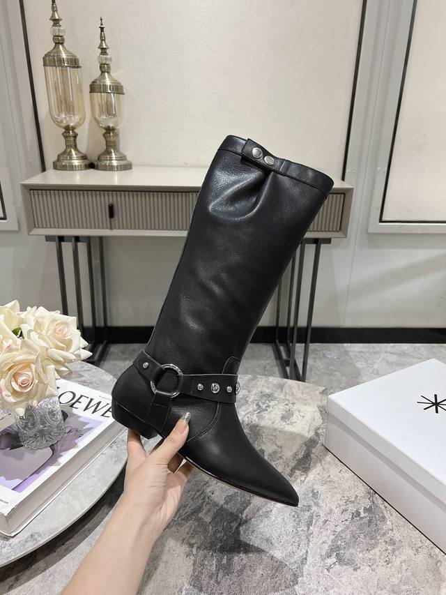 Isabel Marant 伊莎贝尔尖头马鞍扣按扣褶皱平底套筒长靴 铆钉长靴。简约百搭款。材质：鞋面:头层小牛皮 牛反绒。牛皮内里，真皮大底。 码数：35-39