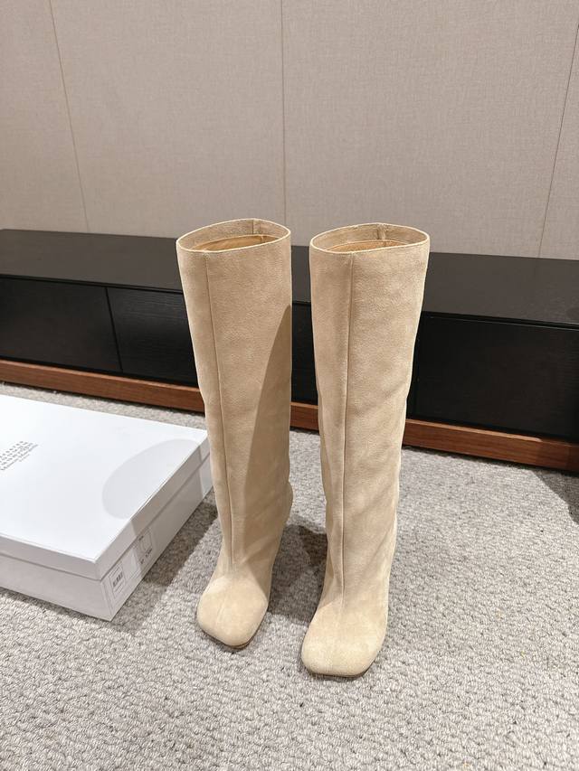 顶级品质 Maisonmargiela Ss24 New Arrival～ Mm6玛吉拉2024秋冬｜新款长筒靴 小斜方头小婑跟搭配设计造型非常的亮眼 整体视觉