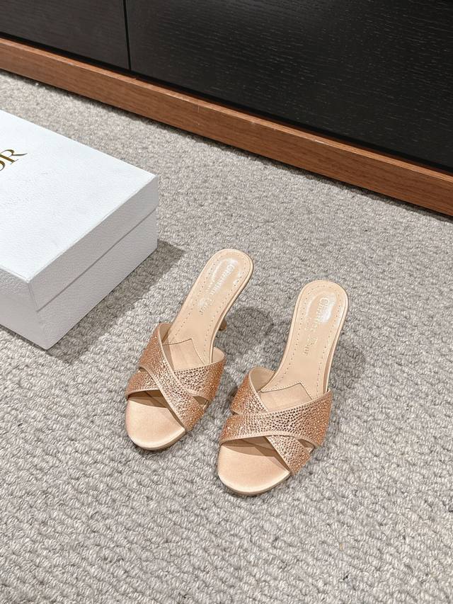 顶级品质 Dior Ss24 New Arrival～ D家2024春夏新品｜交叉凉拖鞋 兼具性感与脚翘，无法抗拒的优雅气质 露跟系列高跟鞋dior典范之作！精